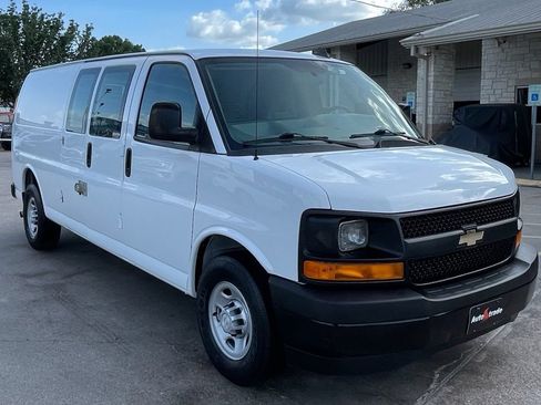 Used 2017 Chevrolet Express 2500 Extended RWD image 2