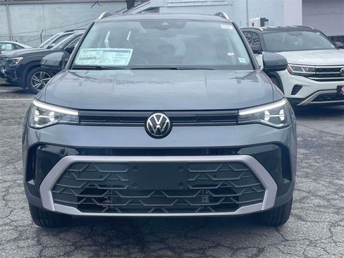 New 2026 Volkswagen Taos SE image 2