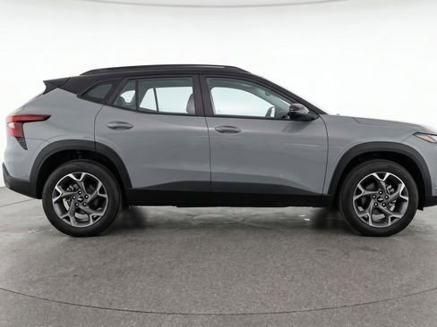 Used 2025 Chevrolet Trax LT w/ LT Convenience Package FWD image 11