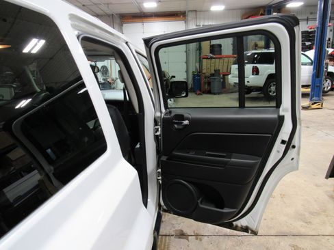 Used 2014 Jeep Patriot Latitude w/ Sun/Sound Group image 21