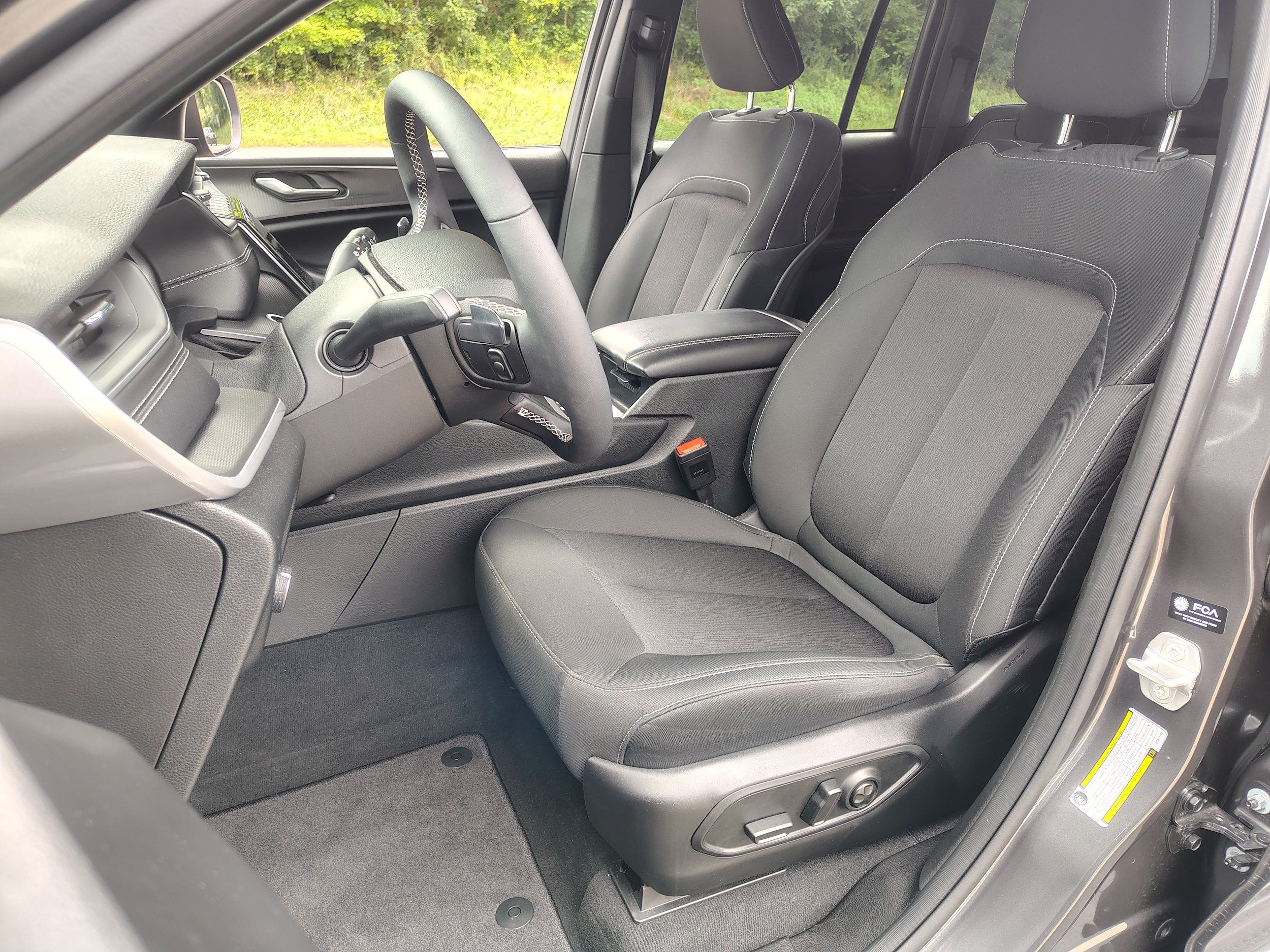 Used 2025 Jeep Grand Cherokee Laredo X w/ Luxury Tech Group I AWD/4WD image 18