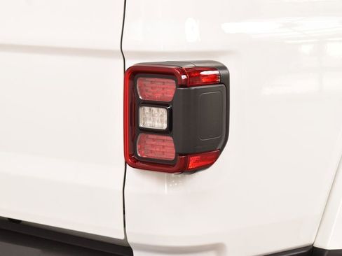 Used 2025 Jeep Gladiator Mojave AWD/4WD image 21