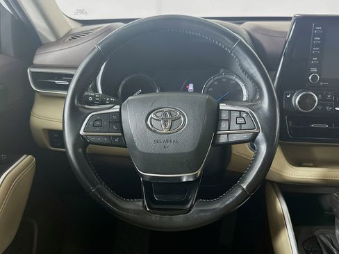 Used 2020 Toyota Highlander XLE image 18
