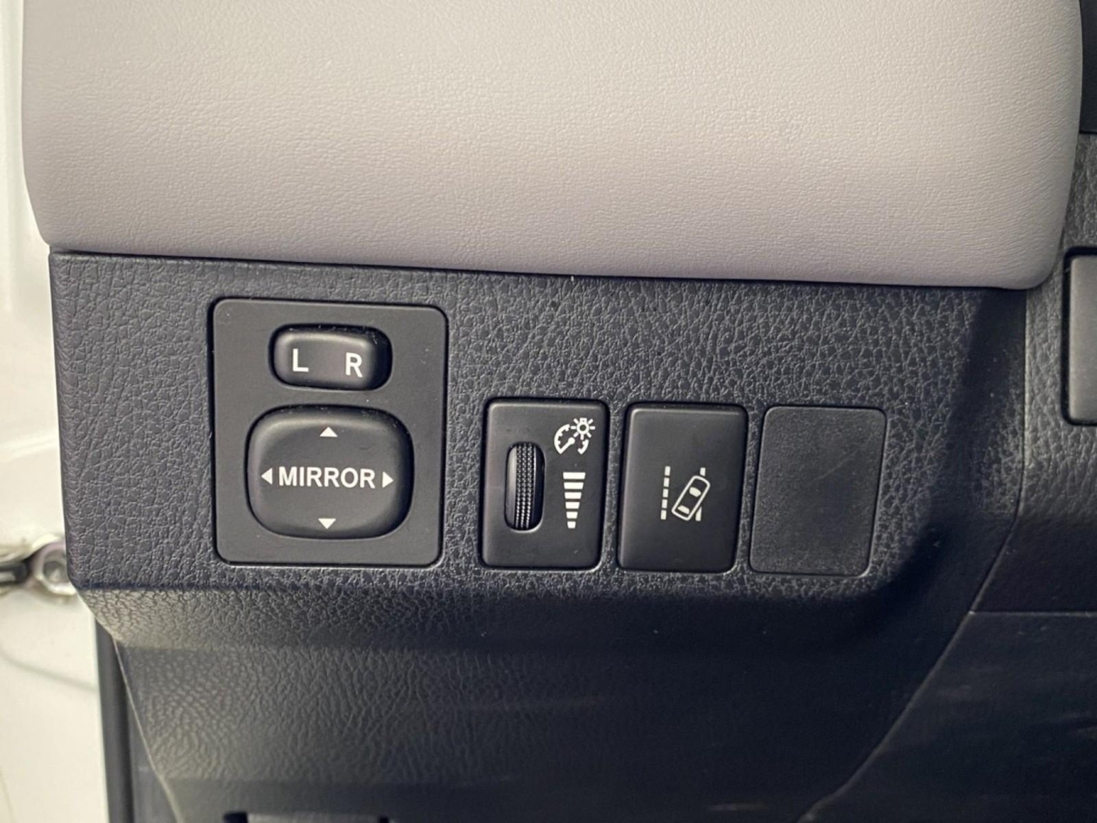 Used 2018 Toyota RAV4 XLE AWD/4WD image 22