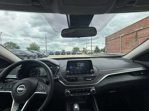 Used 2025 Nissan Altima 2.5 SV FWD image 32