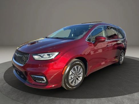 Used 2021 Chrysler Pacifica Touring-L image 1