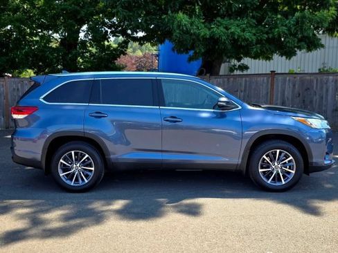 Used 2019 Toyota Highlander XLE AWD/4WD image 12