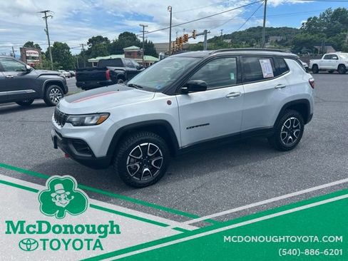 Used 2025 Jeep Compass Trailhawk AWD/4WD image 1