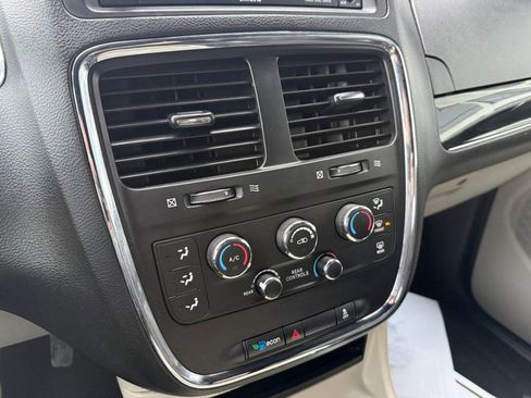 Used 2019 Dodge Grand Caravan SXT image 28