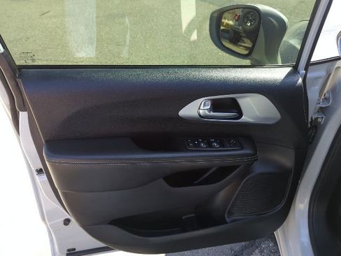 Used 2021 Chrysler Pacifica Touring w/ S Appearance Package image 17