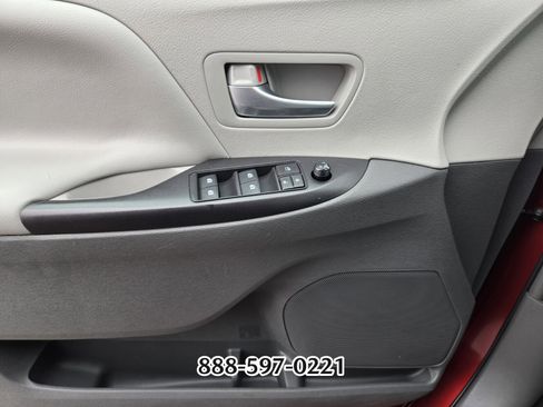 Used 2018 Toyota Sienna LE image 31
