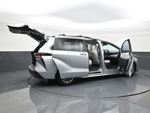 Used 2025 Toyota Sienna XLE image 28