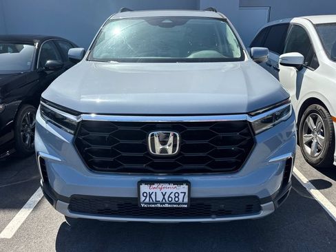 Used 2024 Honda Pilot Touring image 3