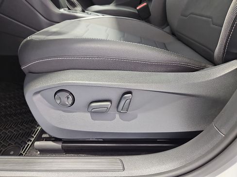 New 2026 Volkswagen Taos SE FWD image 17