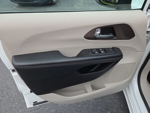 Certified 2022 Chrysler Voyager LX FWD image 15