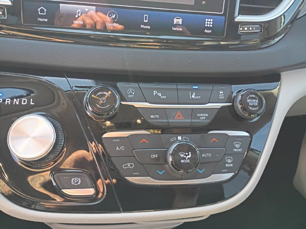 Used 2024 Chrysler Pacifica Touring-L FWD image 40