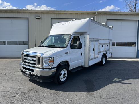 Used 2024 Ford E-450 and Econoline 450 Super Duty w/ Interior Upgrade Package image 2