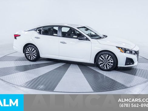 Used 2025 Nissan Altima 2.5 SV FWD image 13