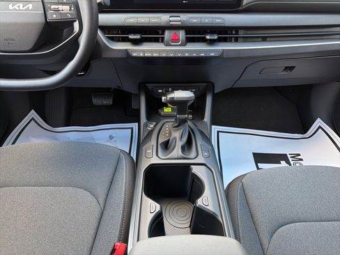 New 2025 Kia K4 LXS image 28
