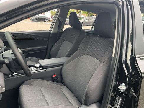 Used 2025 Toyota Camry LE w/ Convenience Package image 29