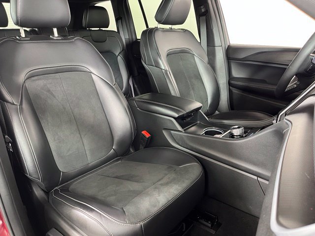 Used 2025 Jeep Grand Cherokee Altitude AWD/4WD image 44
