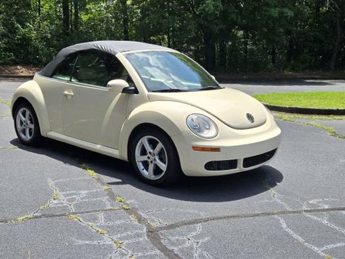 Used 2010 Volkswagen Beetle Convertible FWD image 3