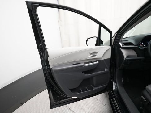 Used 2023 Toyota Sienna XLE FWD image 29