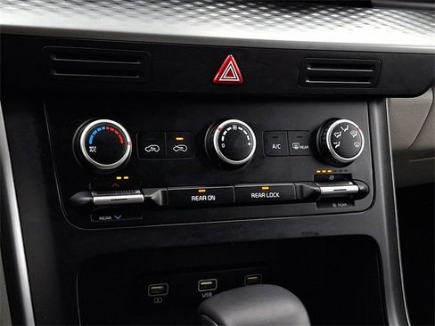 Used 2023 Kia Carnival LX image 15