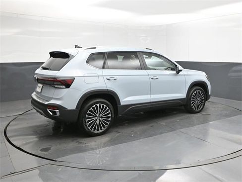 New 2025 Volkswagen Taos SE image 15