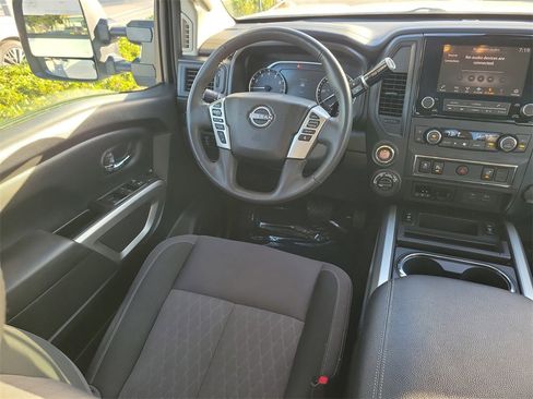 Used 2024 Nissan Titan SV w/ SV Convenience Package image 11