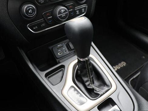 Used 2018 Jeep Cherokee Limited image 24