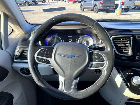 Used 2019 Chrysler Pacifica Touring-L Plus FWD image 12