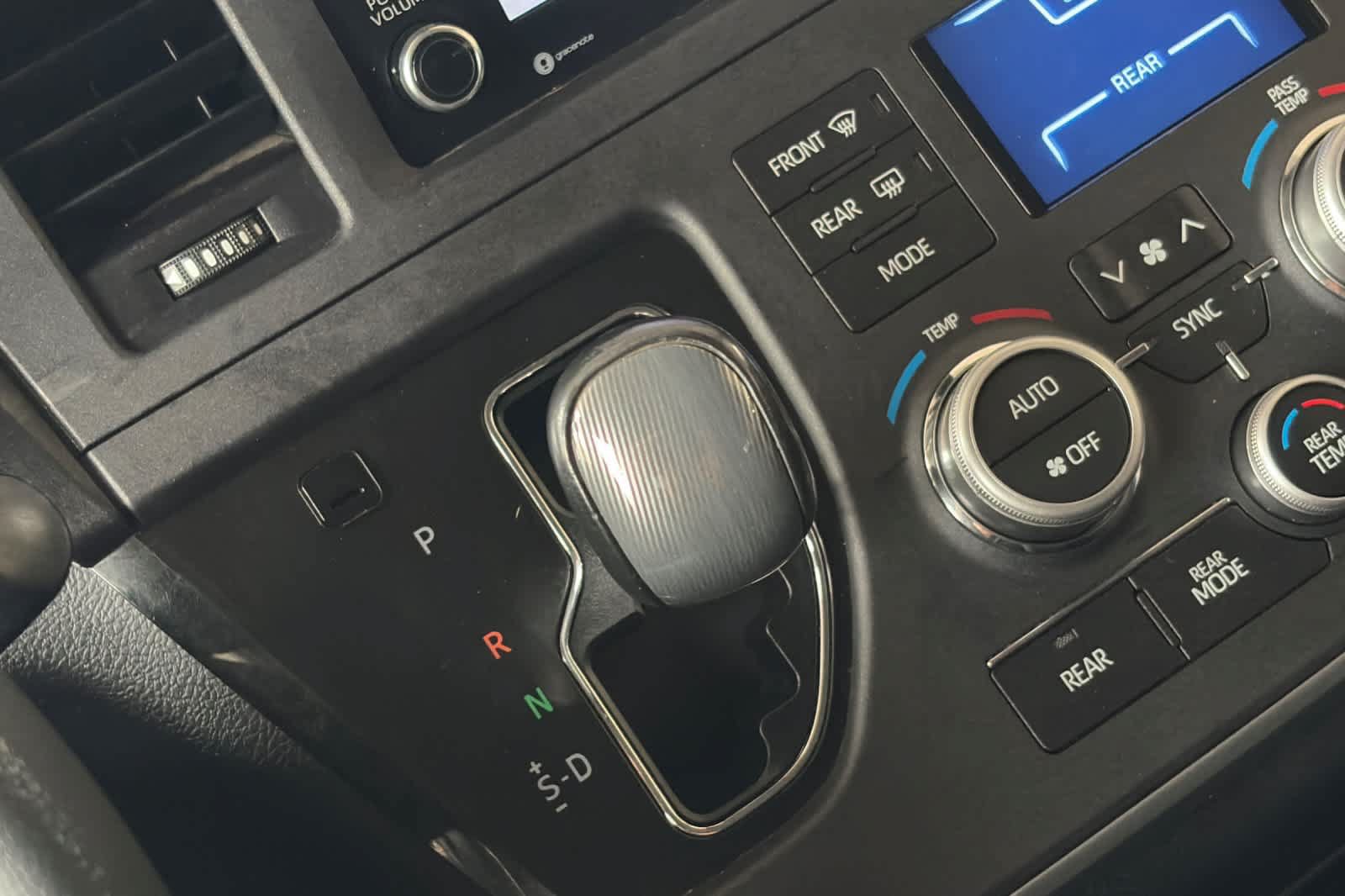 Used 2020 Toyota Sienna SE w/ Preferred Accessory Package FWD image 24