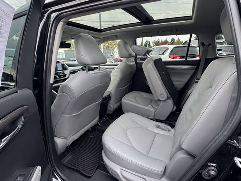 Used 2022 Toyota Highlander Platinum image 18