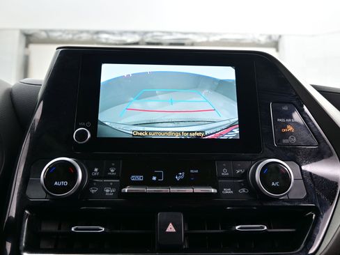 Used 2024 Toyota Highlander LE image 18