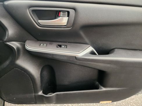 Used 2015 Toyota Camry SE FWD image 9
