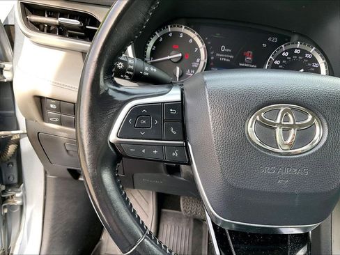 Used 2020 Toyota Highlander XLE AWD/4WD image 24