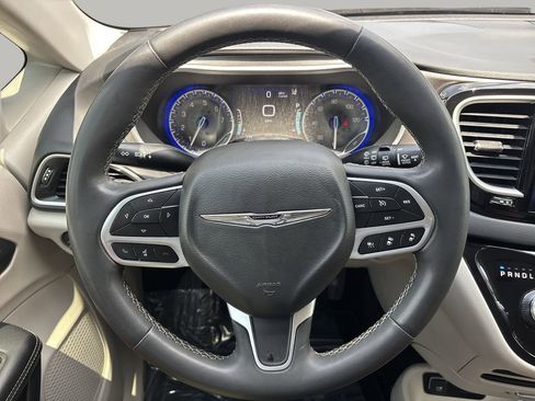 Used 2023 Chrysler Pacifica Touring-L FWD image 28