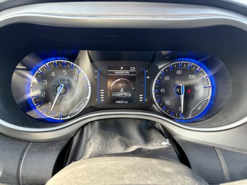 Used 2020 Chrysler Pacifica Touring-L image 18