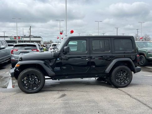Used 2025 Jeep Wrangler Unlimited Sahara w/ Safety Group AWD/4WD image 7