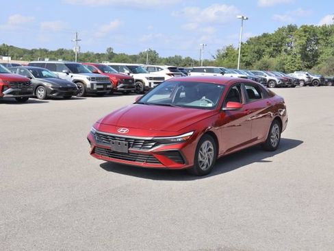 Used 2024 Hyundai Elantra SEL FWD image 3