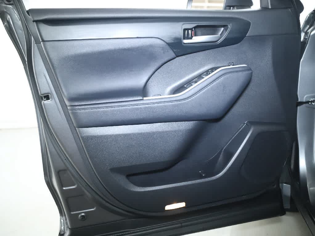 Used 2024 Toyota Highlander XLE AWD/4WD image 19