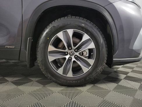 Used 2022 Toyota Highlander XLE AWD/4WD image 10