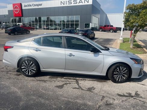 Used 2024 Nissan Altima 2.5 SV image 8