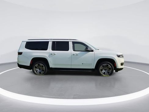 Used 2024 Jeep Wagoneer L Series II w/ Flexible Seating Group AWD/4WD image 9
