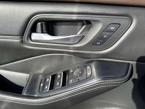 Used 2023 Nissan Rogue SL w/ SL Premium Package image 8