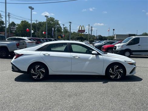 Used 2024 Hyundai Elantra SEL w/ Convenience Package image 2