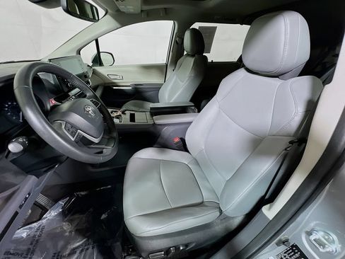 Certified 2024 Toyota Sienna XLE FWD image 18