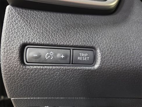 Used 2016 Nissan Rogue SV image 24