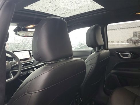 Used 2025 Jeep Compass Limited w/ High Altitude Package image 9